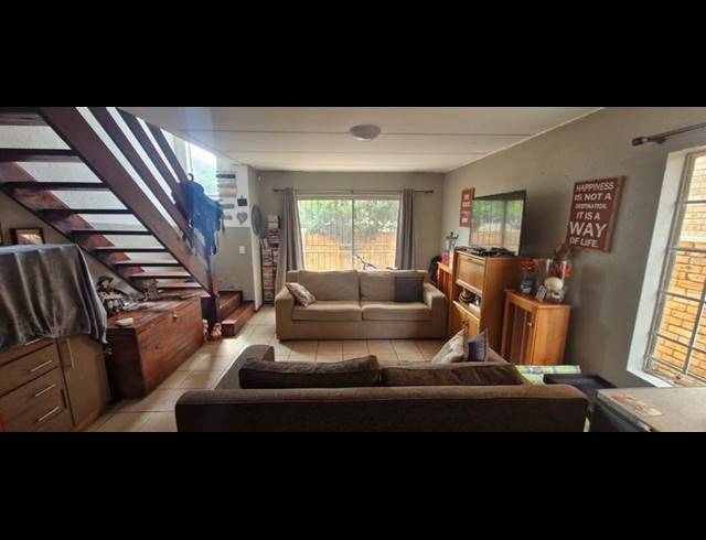 2 BEDROOM TOWNHOUSE FOR SALE IN HEUWELSIG ESTATE